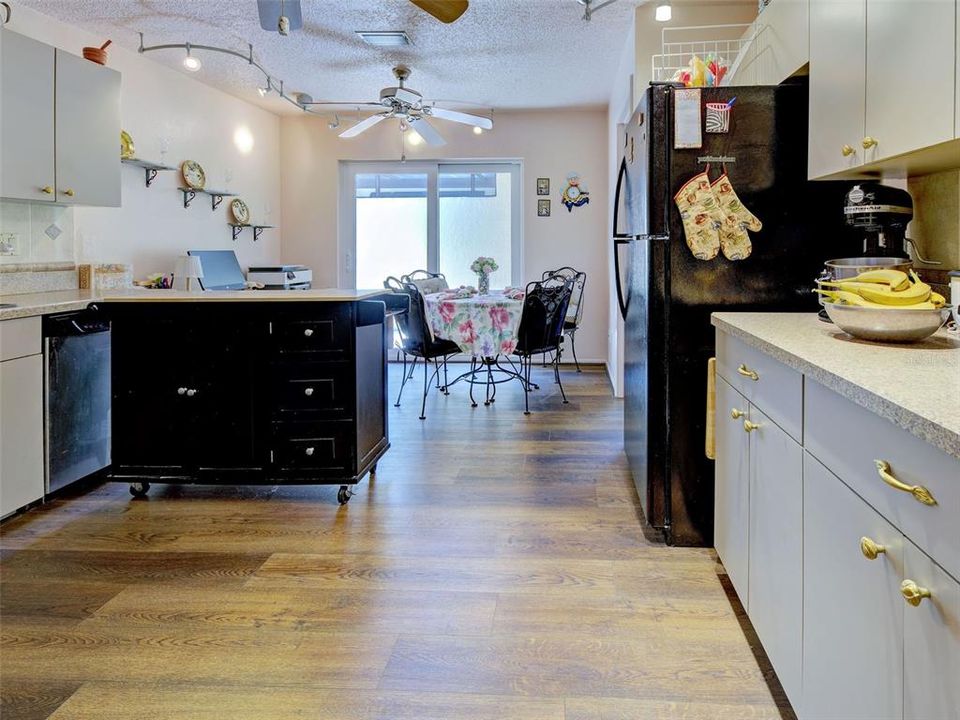 For Sale: $312,900 (2 beds, 2 baths, 1900 Square Feet)