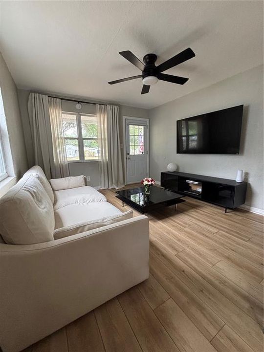 For Rent: $2,250 (2 beds, 1 baths, 750 Square Feet)