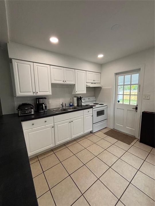 For Rent: $2,250 (2 beds, 1 baths, 750 Square Feet)