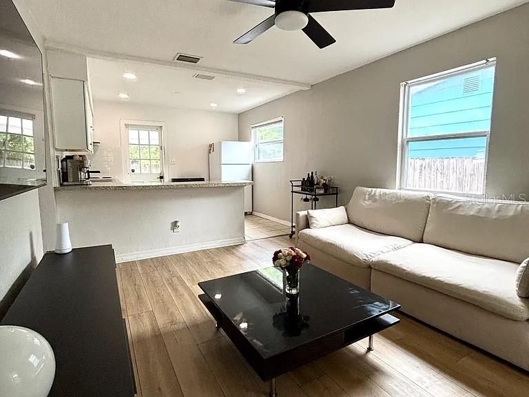 For Rent: $2,250 (2 beds, 1 baths, 750 Square Feet)
