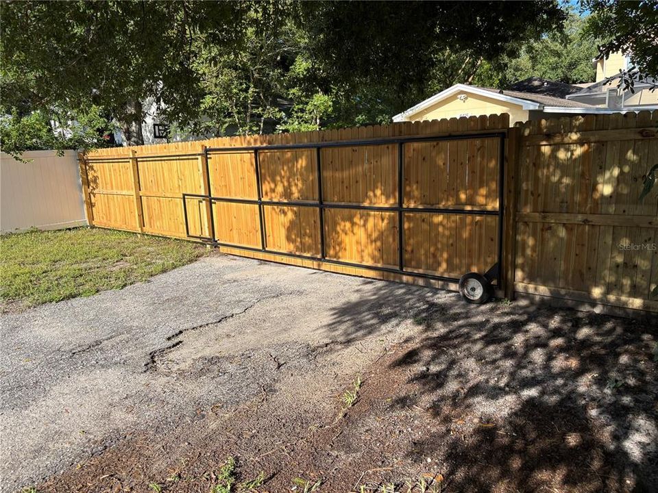 For Rent: $2,250 (2 beds, 1 baths, 750 Square Feet)