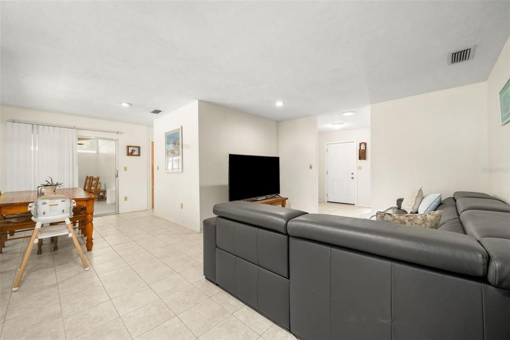 En Venta: $299,900 (3 camas, 2 baños, 1608 Pies cuadrados)