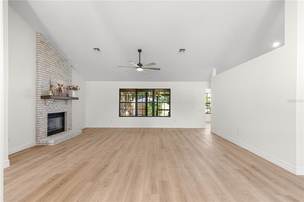For Sale: $324,000 (3 beds, 2 baths, 1708 Square Feet)