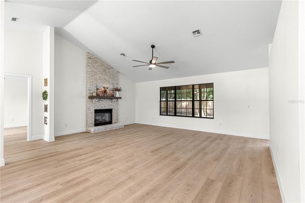 For Sale: $324,000 (3 beds, 2 baths, 1708 Square Feet)