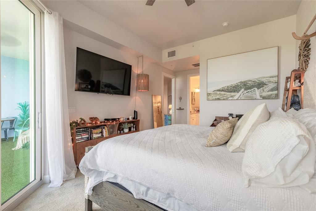 For Sale: $650,000 (2 beds, 2 baths, 1384 Square Feet)