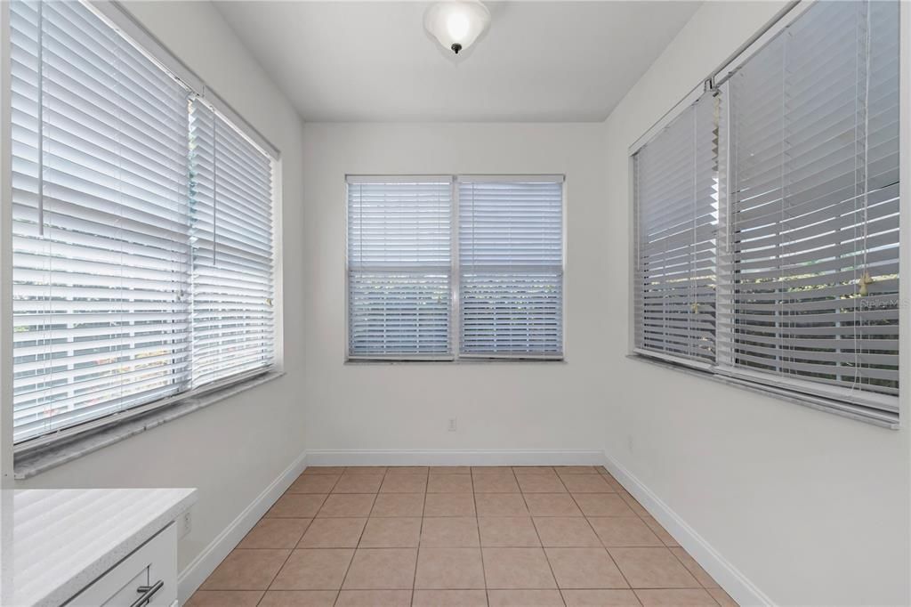 For Sale: $225,000 (2 beds, 2 baths, 1217 Square Feet)