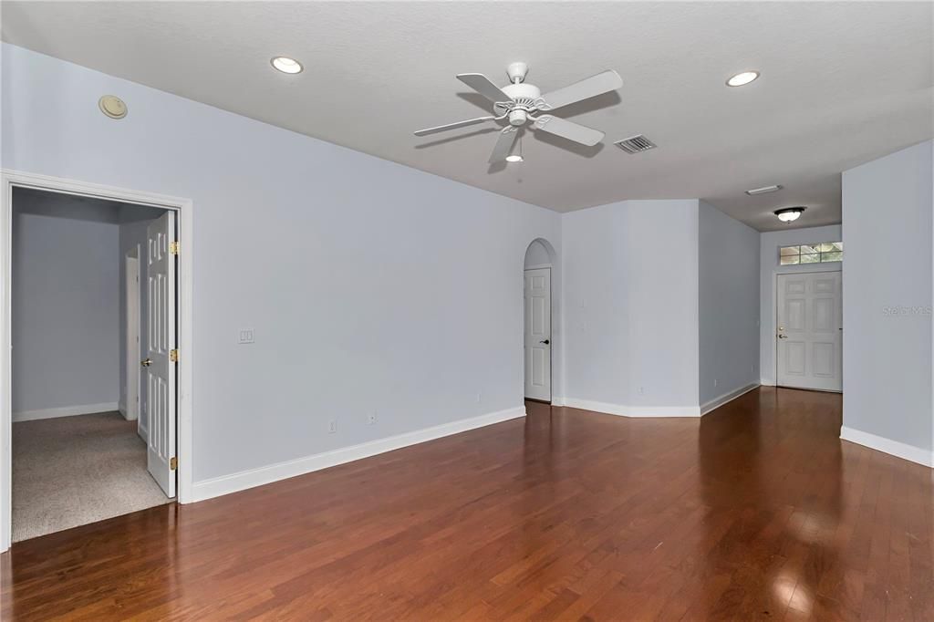 For Sale: $225,000 (2 beds, 2 baths, 1217 Square Feet)