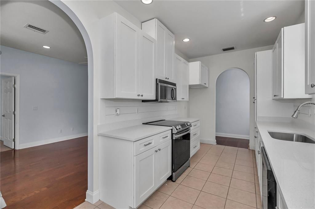 For Sale: $225,000 (2 beds, 2 baths, 1217 Square Feet)