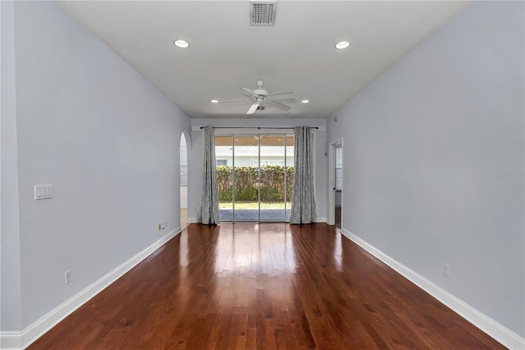 For Sale: $225,000 (2 beds, 2 baths, 1217 Square Feet)