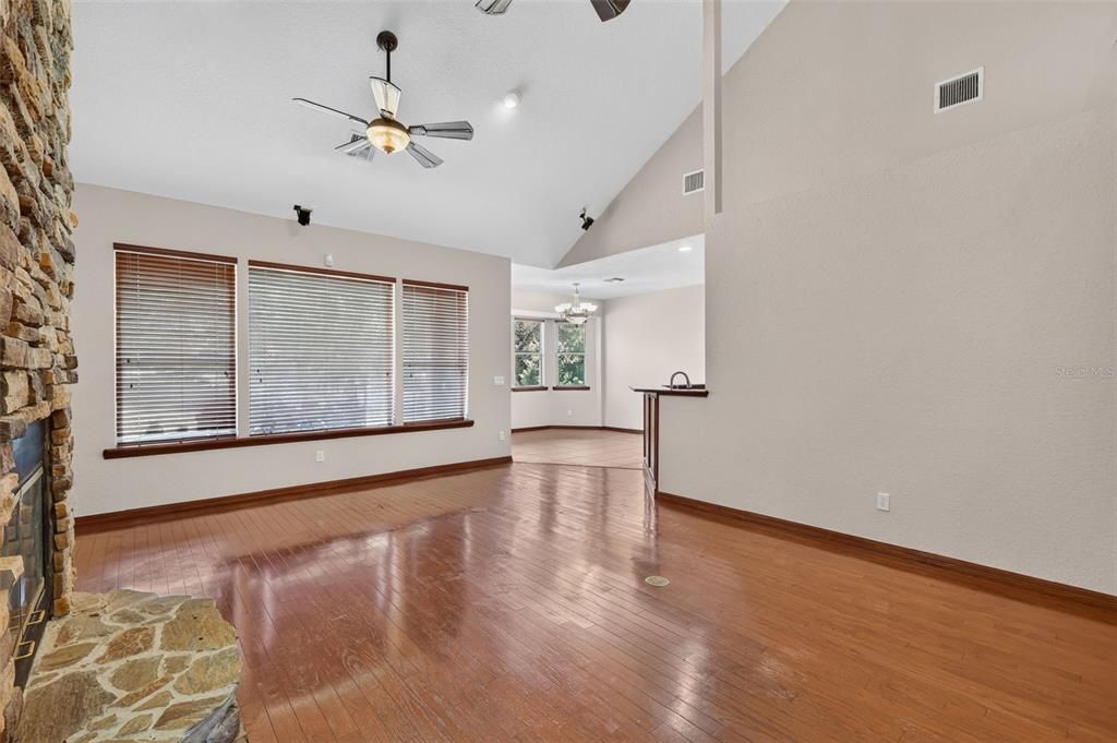 En Venta: $800,000 (3 camas, 2 baños, 2627 Pies cuadrados)