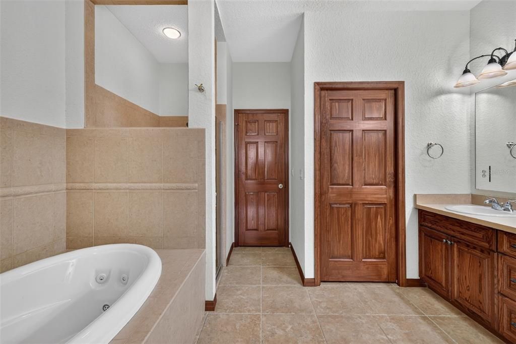 En Venta: $800,000 (3 camas, 2 baños, 2627 Pies cuadrados)