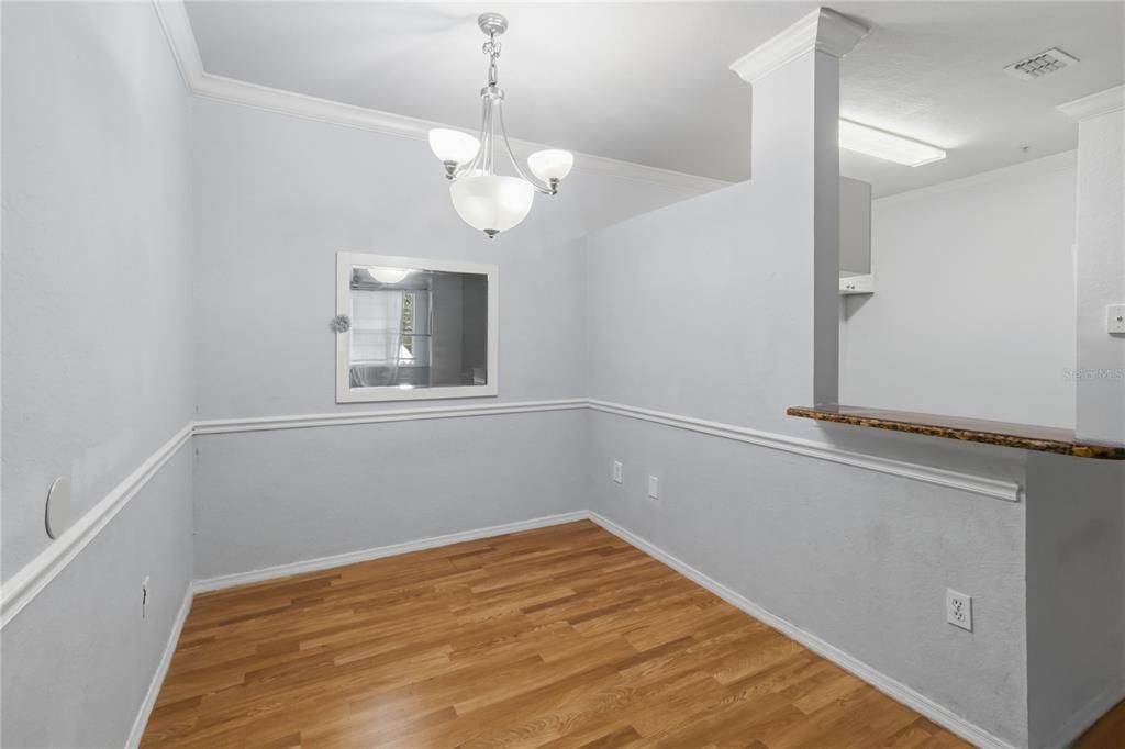 На продажу: $157,000 (2 спален, 1 ванн, 1077 Квадратных фут)