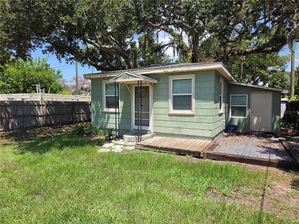 For Rent: $2,100 (2 beds, 1 baths, 850 Square Feet)