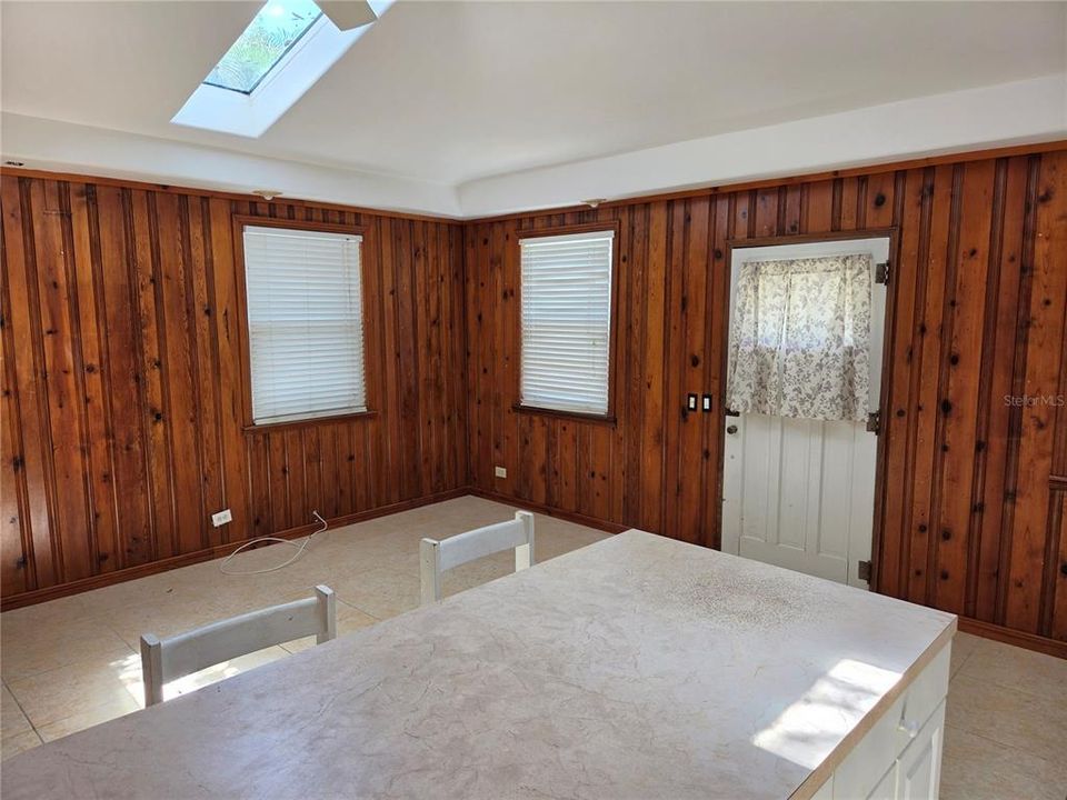 For Rent: $2,100 (2 beds, 1 baths, 850 Square Feet)