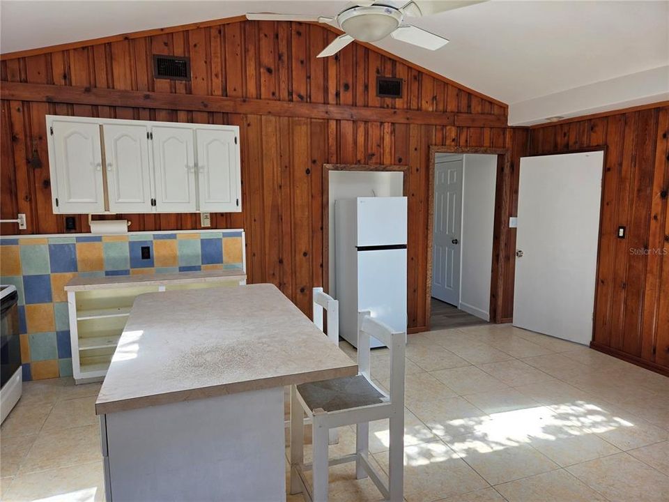 For Rent: $2,100 (2 beds, 1 baths, 850 Square Feet)