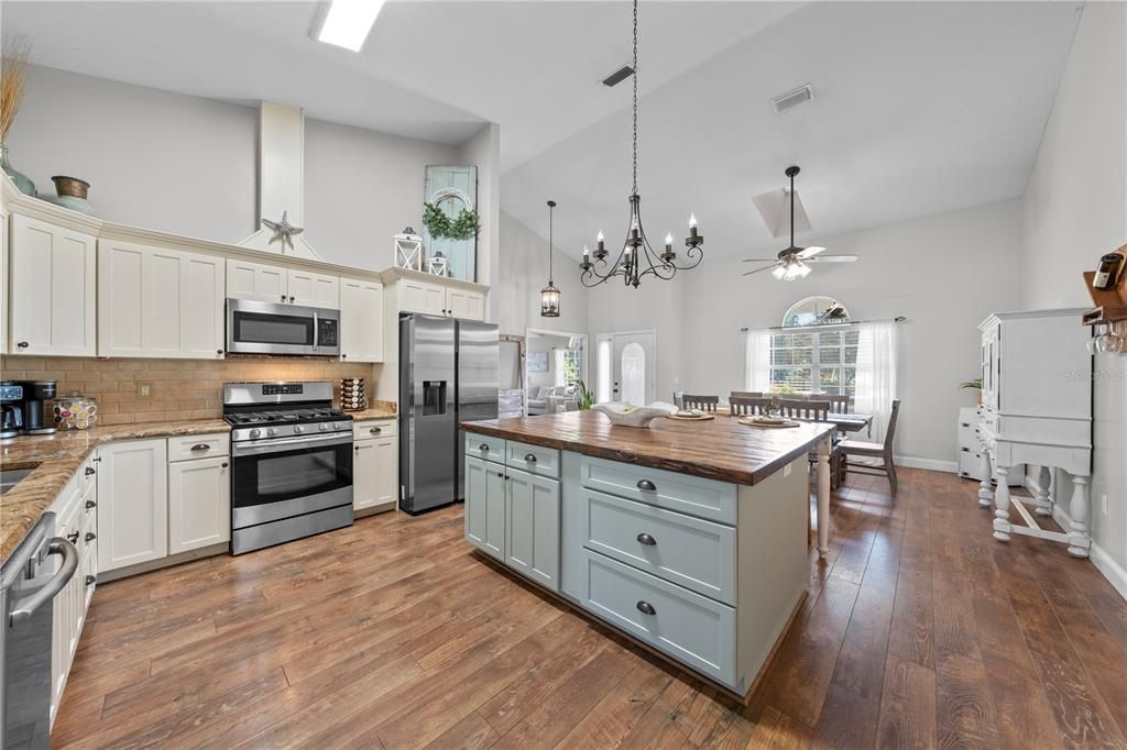 For Sale: $829,900 (3 beds, 2 baths, 2278 Square Feet)
