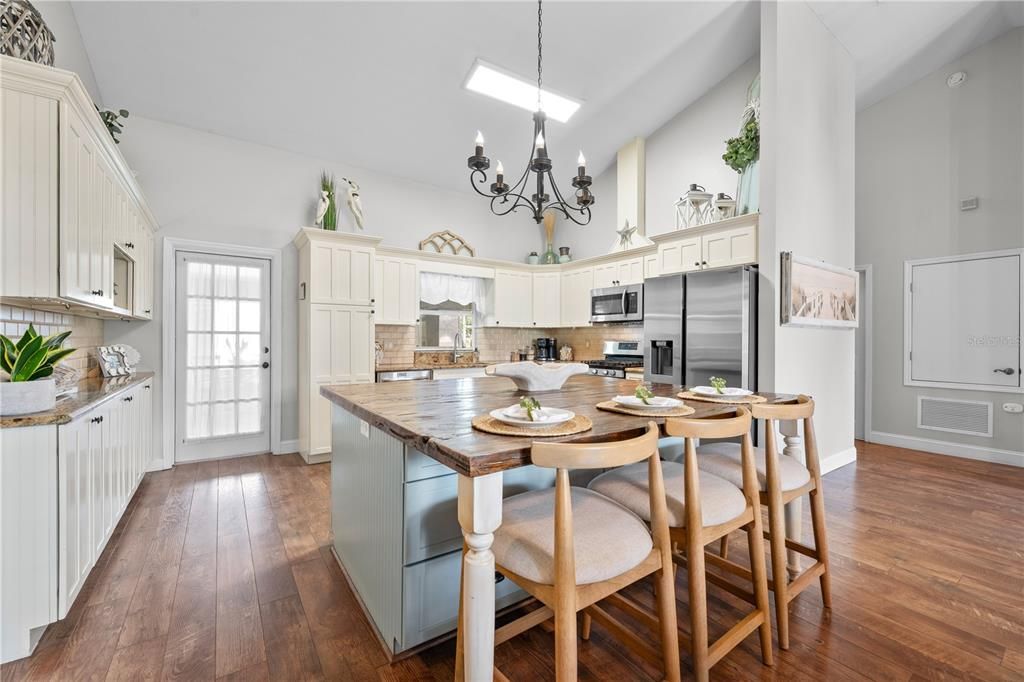 For Sale: $829,900 (3 beds, 2 baths, 2278 Square Feet)
