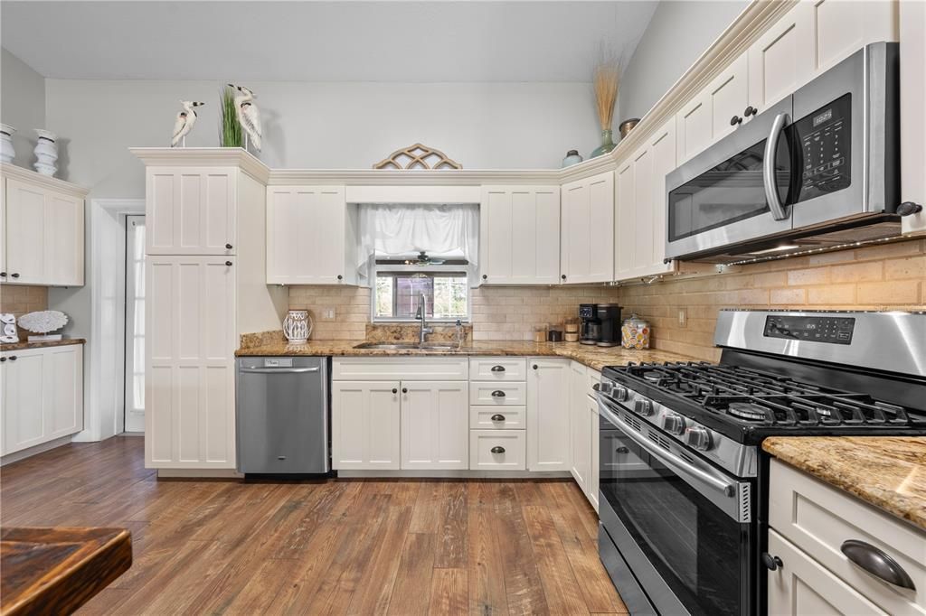 For Sale: $829,900 (3 beds, 2 baths, 2278 Square Feet)