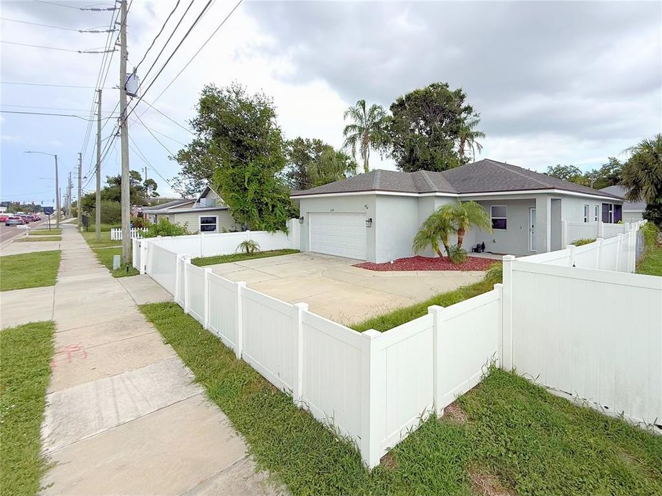 Activo con contrato: $409,000 (3 camas, 2 baños, 1730 Pies cuadrados)