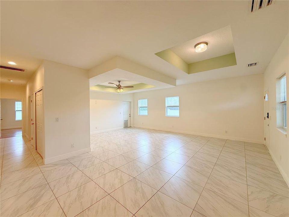 Activo con contrato: $409,000 (3 camas, 2 baños, 1730 Pies cuadrados)