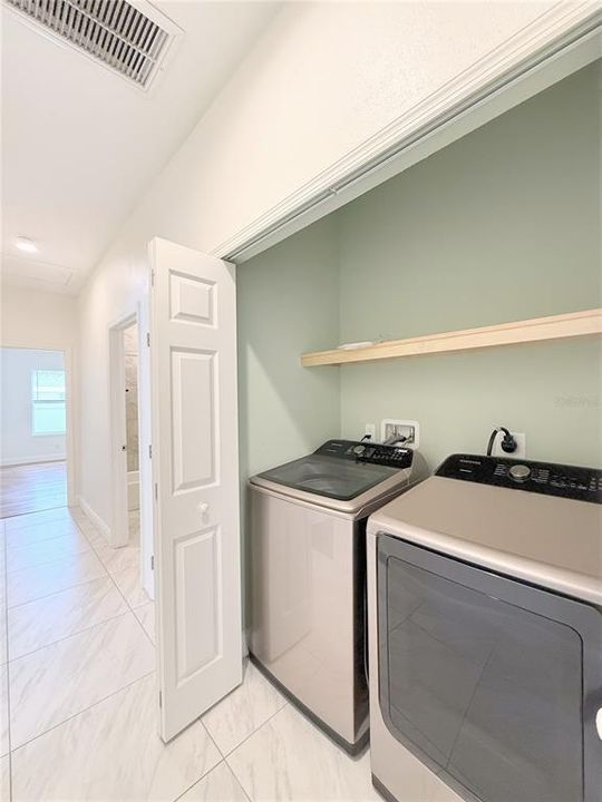 Activo con contrato: $409,000 (3 camas, 2 baños, 1730 Pies cuadrados)