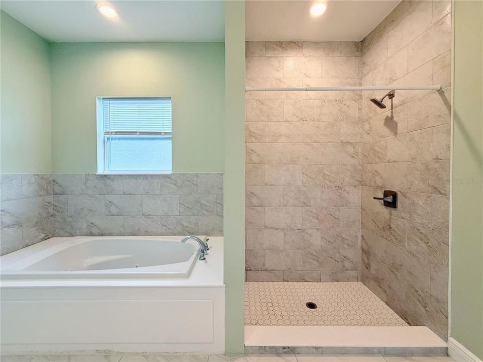 Activo con contrato: $409,000 (3 camas, 2 baños, 1730 Pies cuadrados)