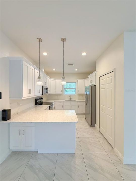 Activo con contrato: $409,000 (3 camas, 2 baños, 1730 Pies cuadrados)