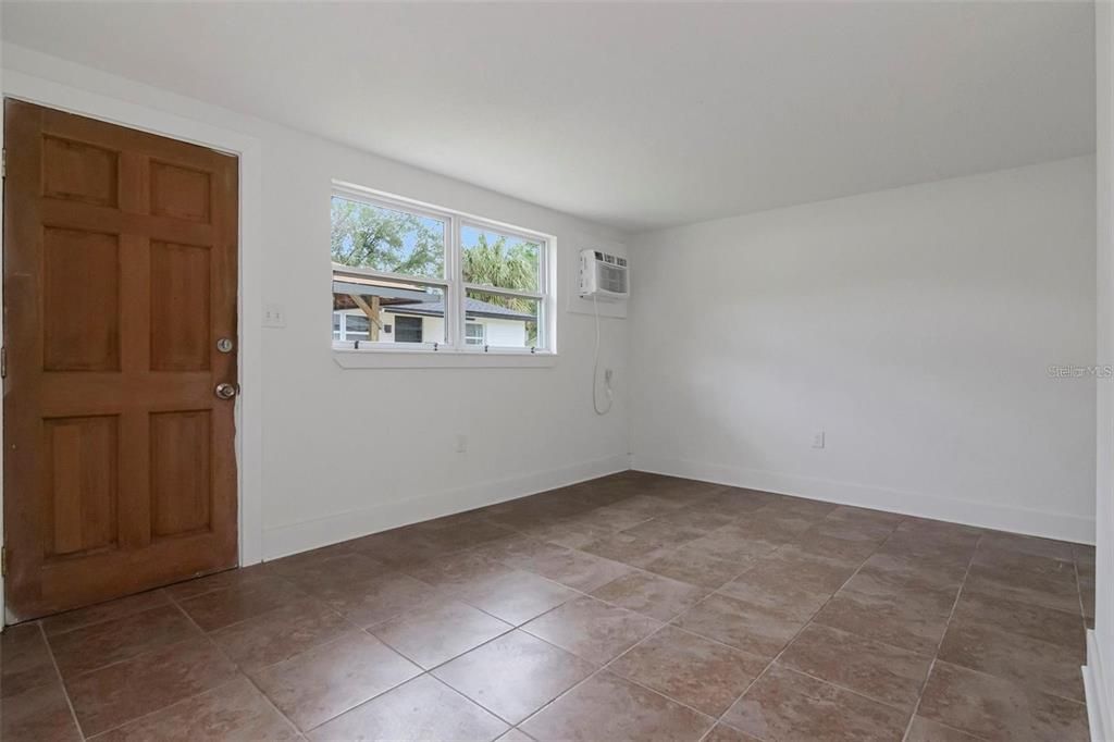 For Rent: $1,650 (2 beds, 1 baths, 650 Square Feet)