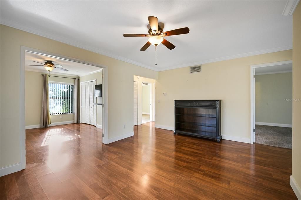 For Rent: $1,800 (3 beds, 2 baths, 980 Square Feet)