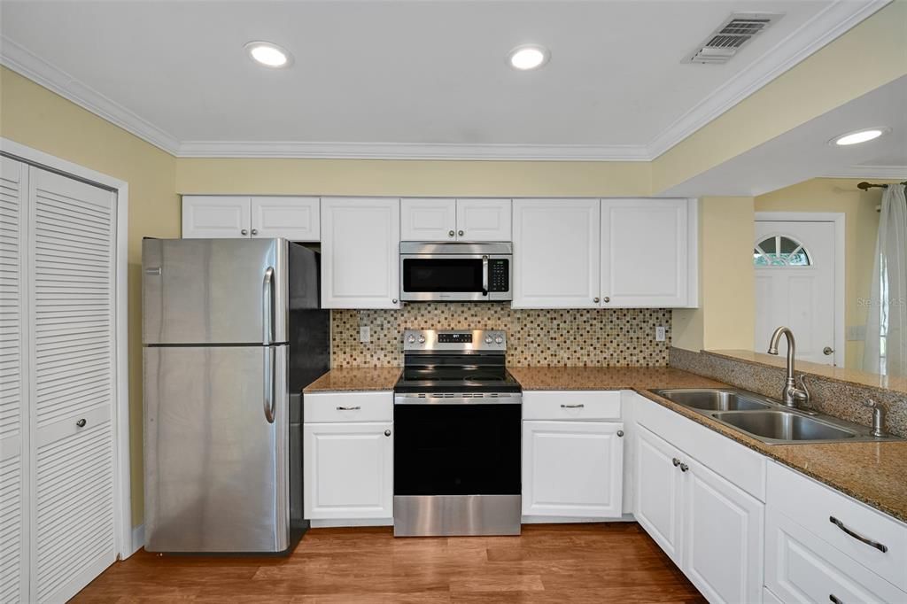 For Rent: $1,800 (3 beds, 2 baths, 980 Square Feet)