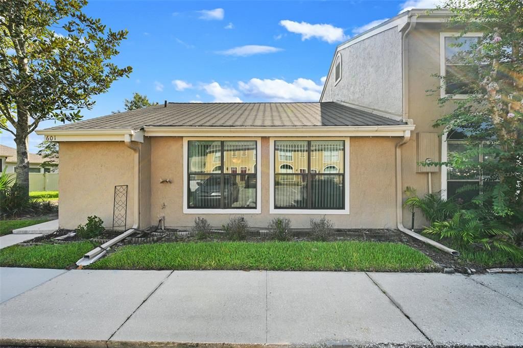 For Rent: $1,800 (3 beds, 2 baths, 980 Square Feet)