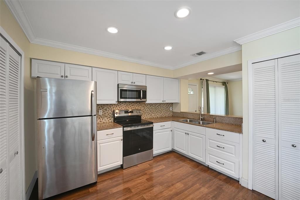 For Rent: $1,800 (3 beds, 2 baths, 980 Square Feet)