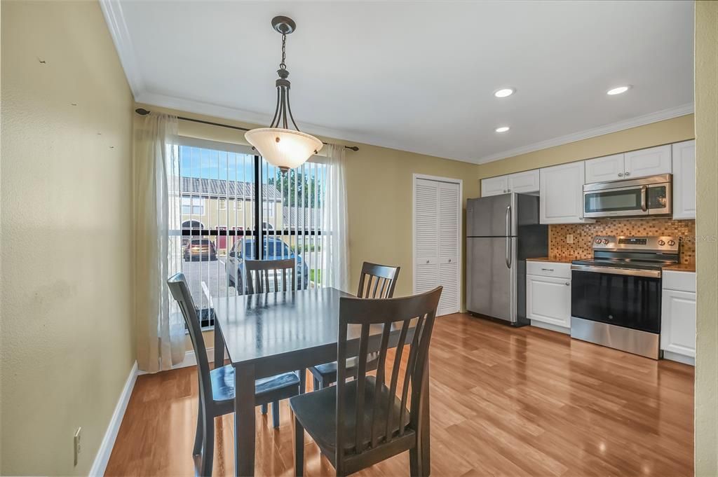 For Rent: $1,800 (3 beds, 2 baths, 980 Square Feet)