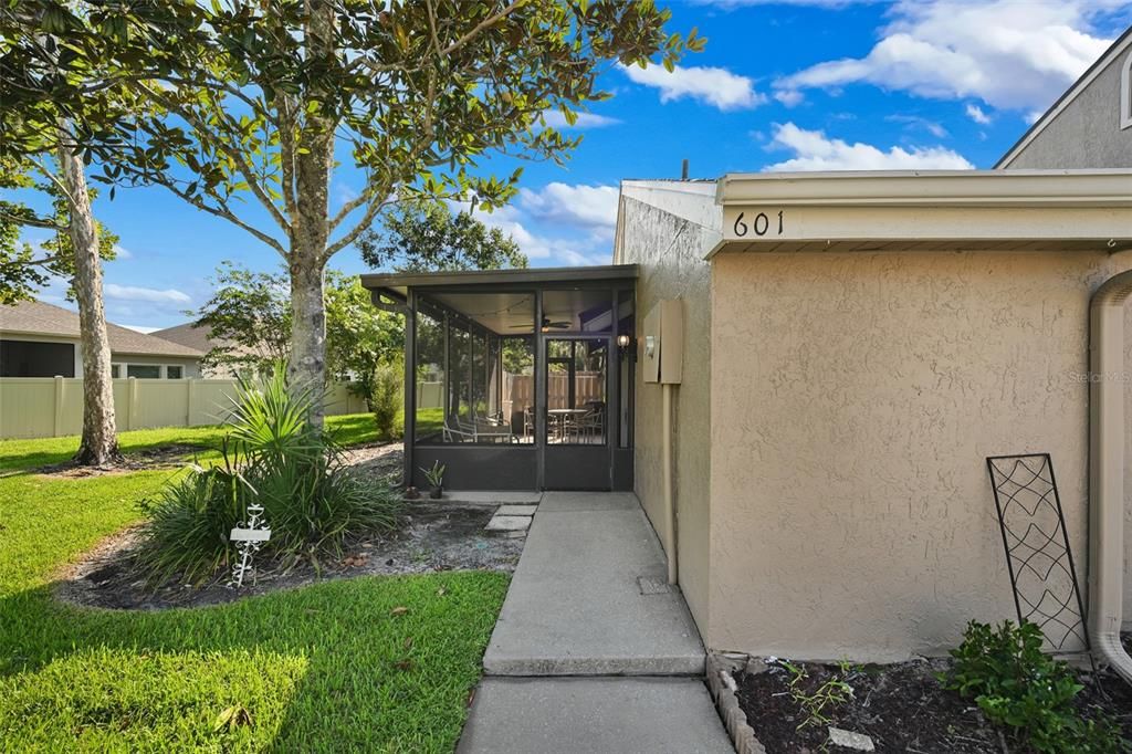 For Rent: $1,800 (3 beds, 2 baths, 980 Square Feet)