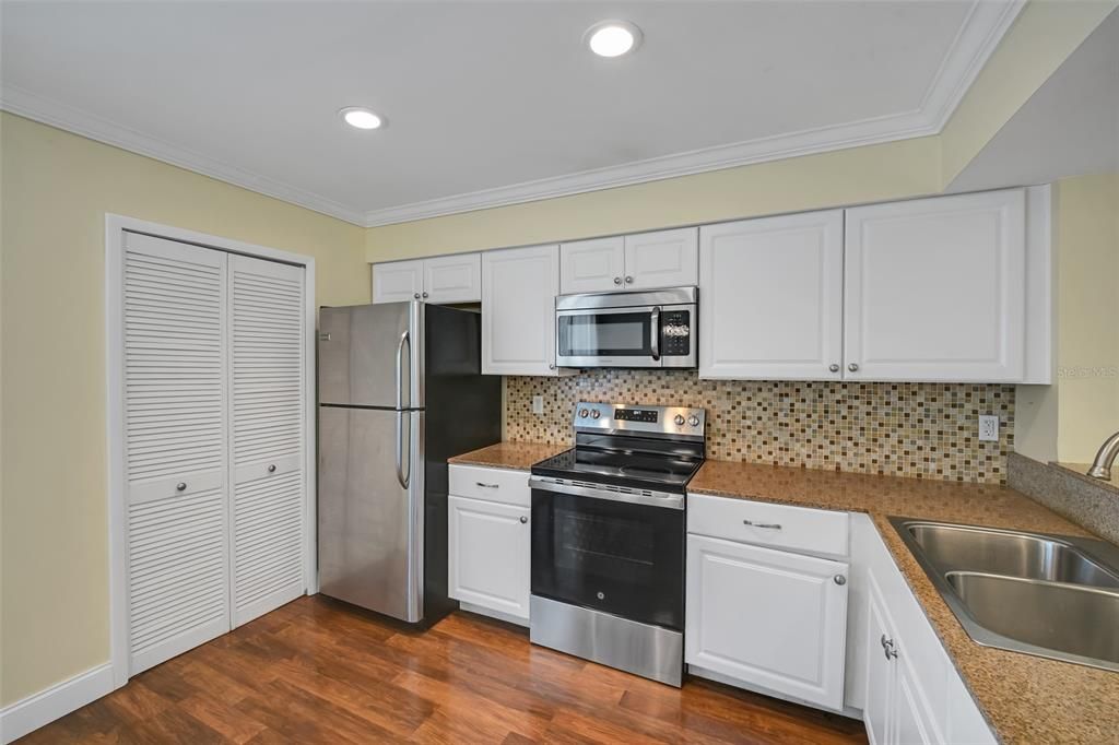 For Rent: $1,800 (3 beds, 2 baths, 980 Square Feet)