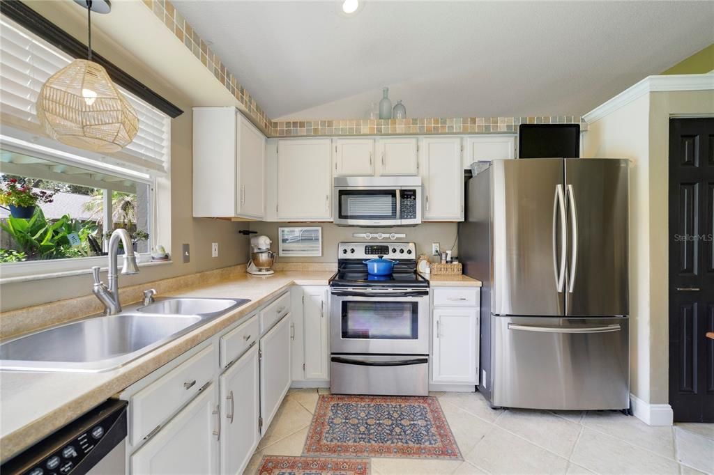 For Sale: $399,500 (3 beds, 2 baths, 1408 Square Feet)