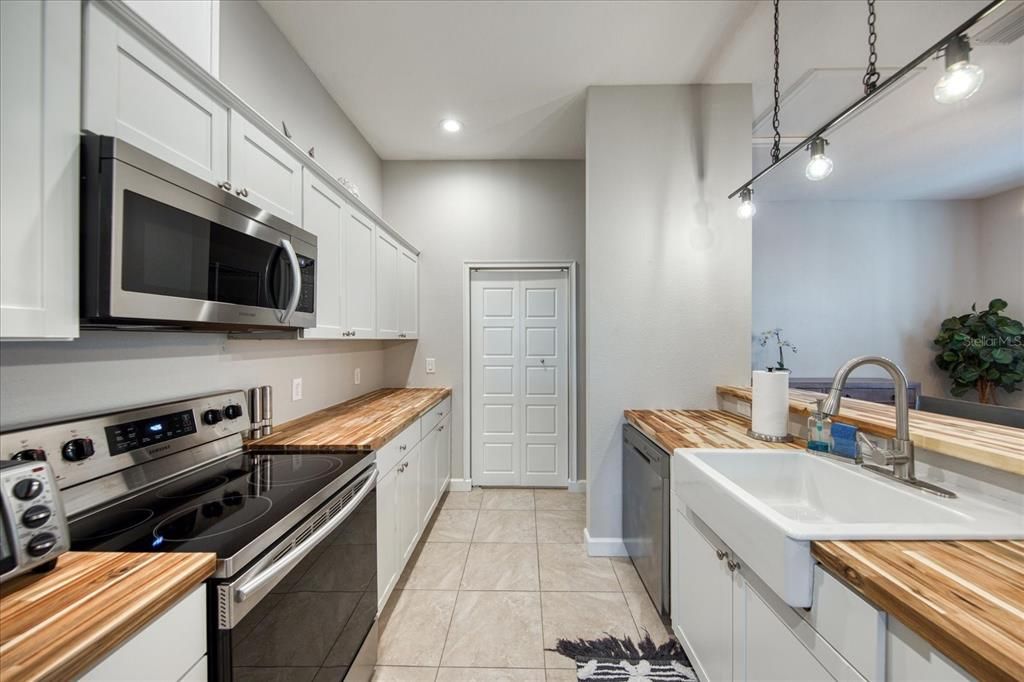 For Rent: $2,450 (2 beds, 2 baths, 1430 Square Feet)