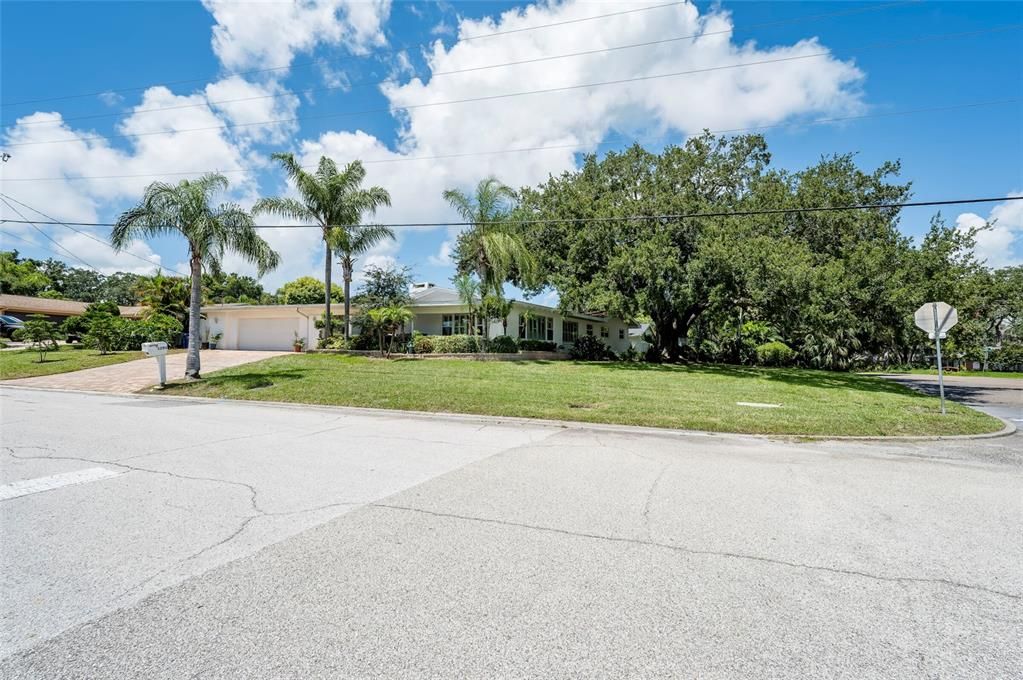 For Sale: $950,000 (4 beds, 3 baths, 2757 Square Feet)
