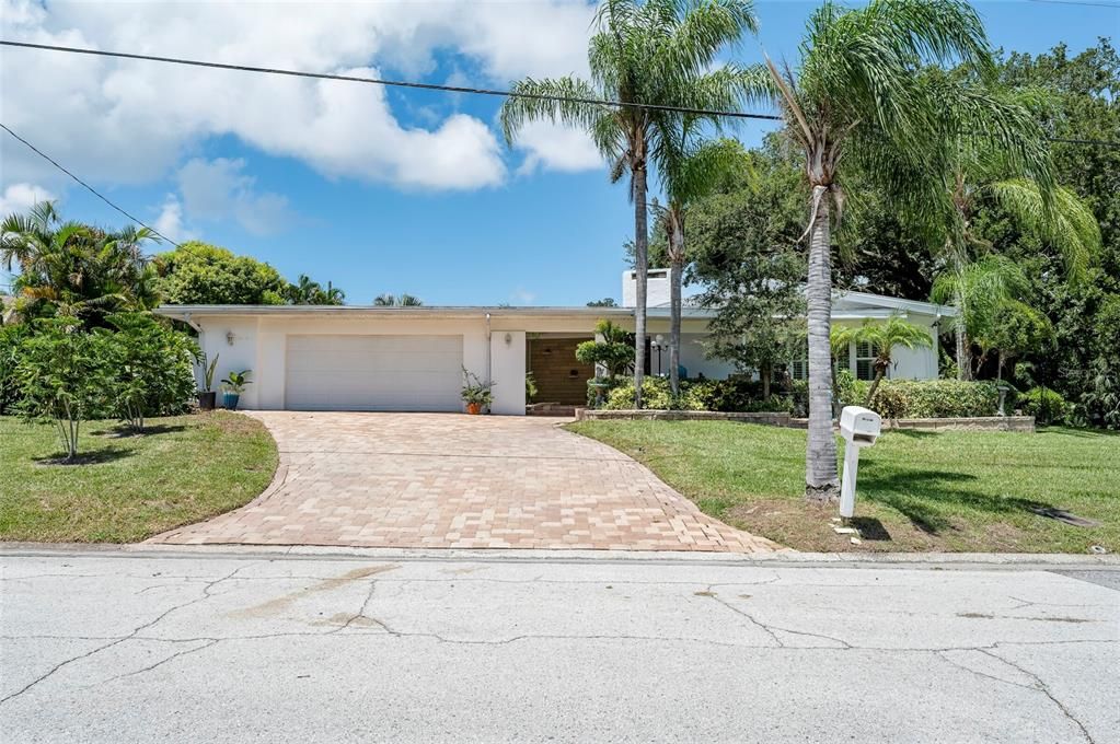 For Sale: $950,000 (4 beds, 3 baths, 2757 Square Feet)