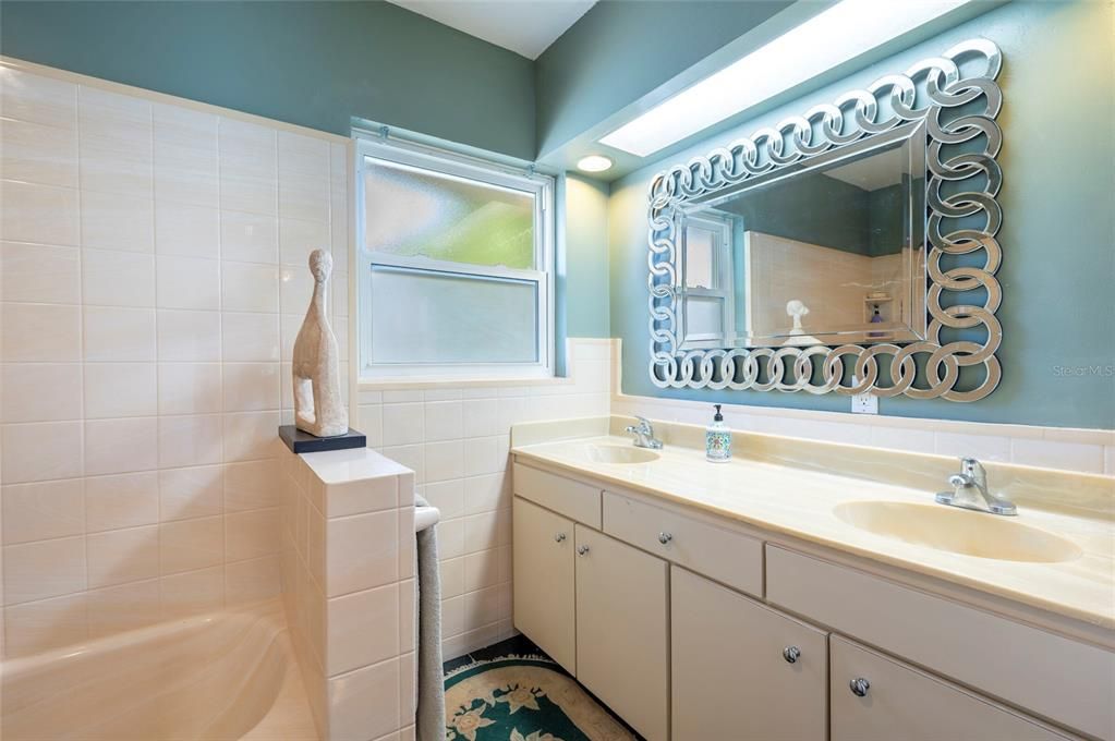 For Sale: $950,000 (4 beds, 3 baths, 2757 Square Feet)