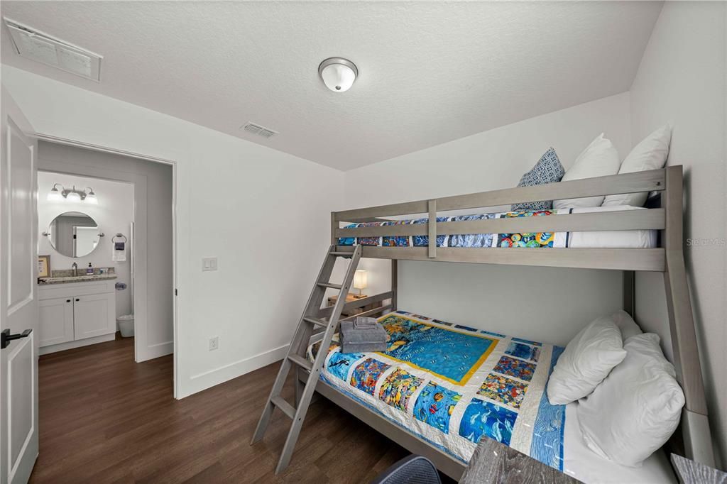 For Sale: $265,000 (3 beds, 2 baths, 1001 Square Feet)