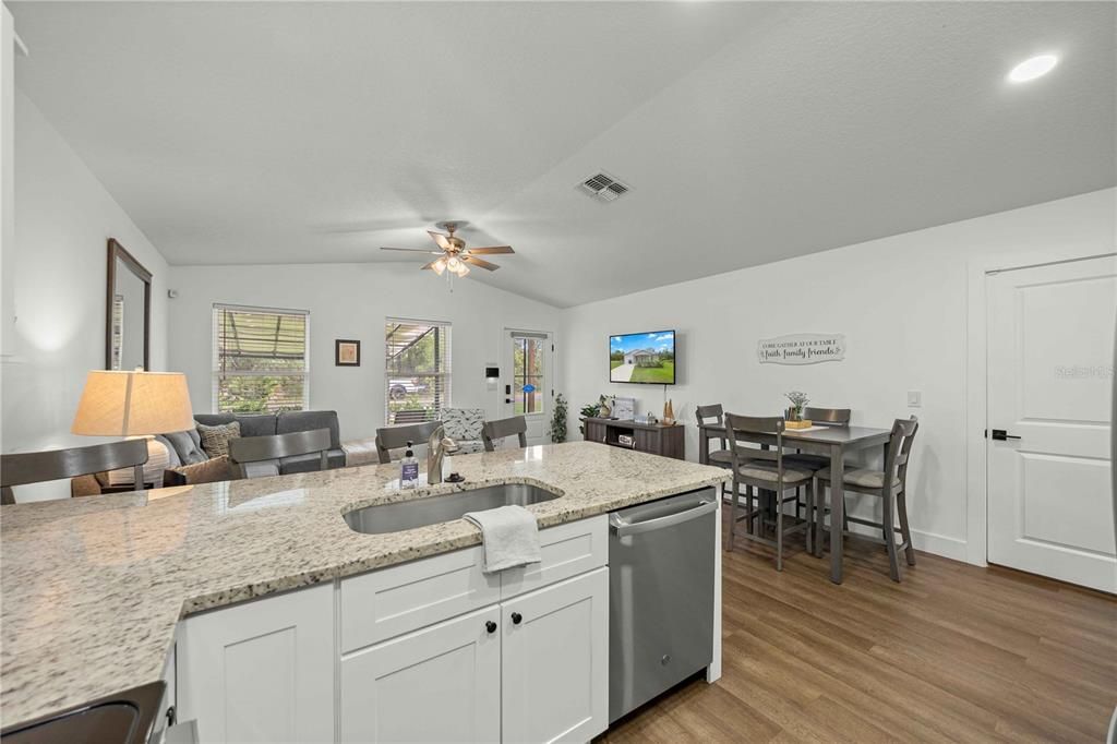 For Sale: $265,000 (3 beds, 2 baths, 1001 Square Feet)