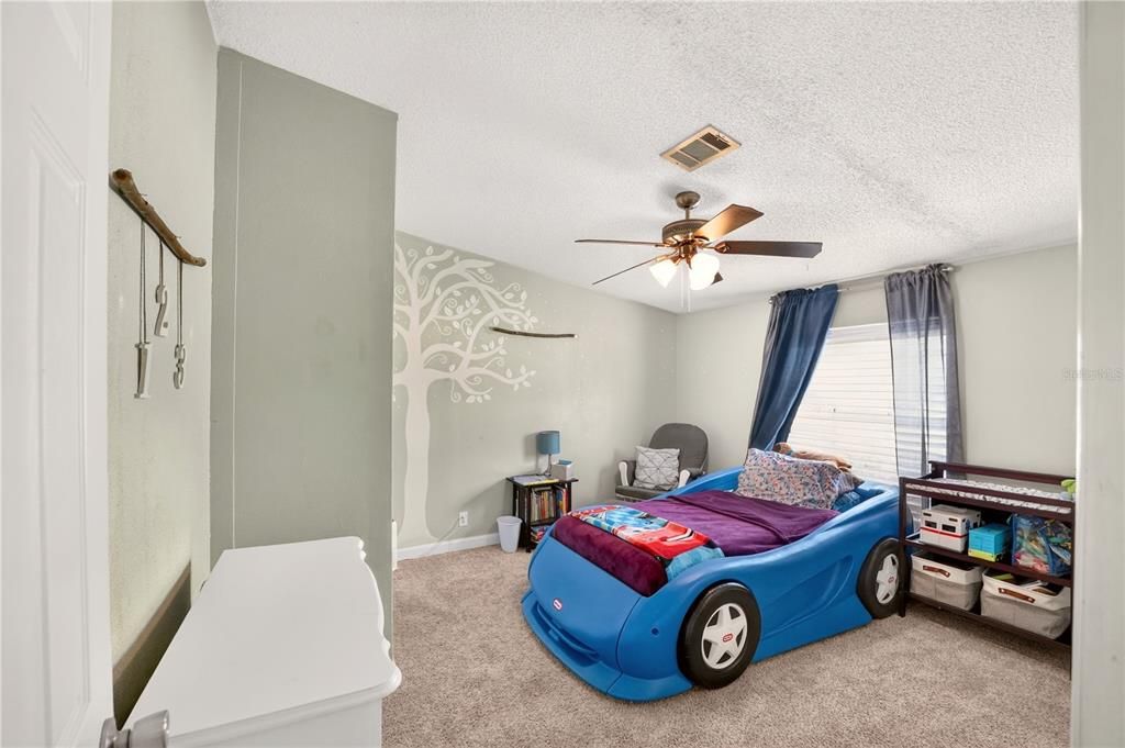 For Sale: $345,000 (5 beds, 3 baths, 1976 Square Feet)