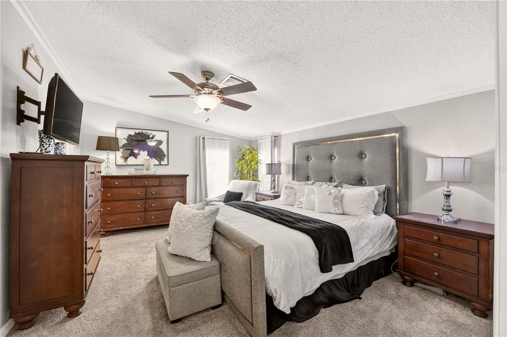 For Sale: $345,000 (5 beds, 3 baths, 1976 Square Feet)