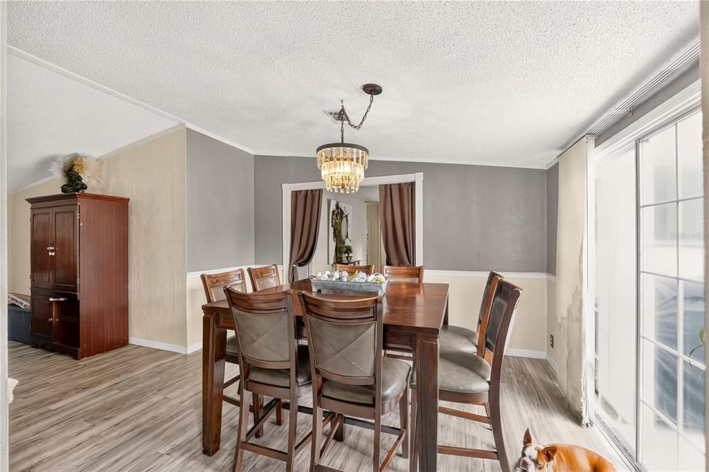 For Sale: $345,000 (5 beds, 3 baths, 1976 Square Feet)
