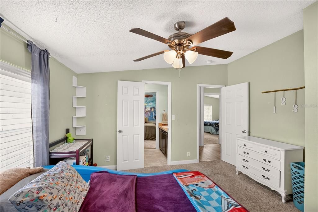 For Sale: $345,000 (5 beds, 3 baths, 1976 Square Feet)