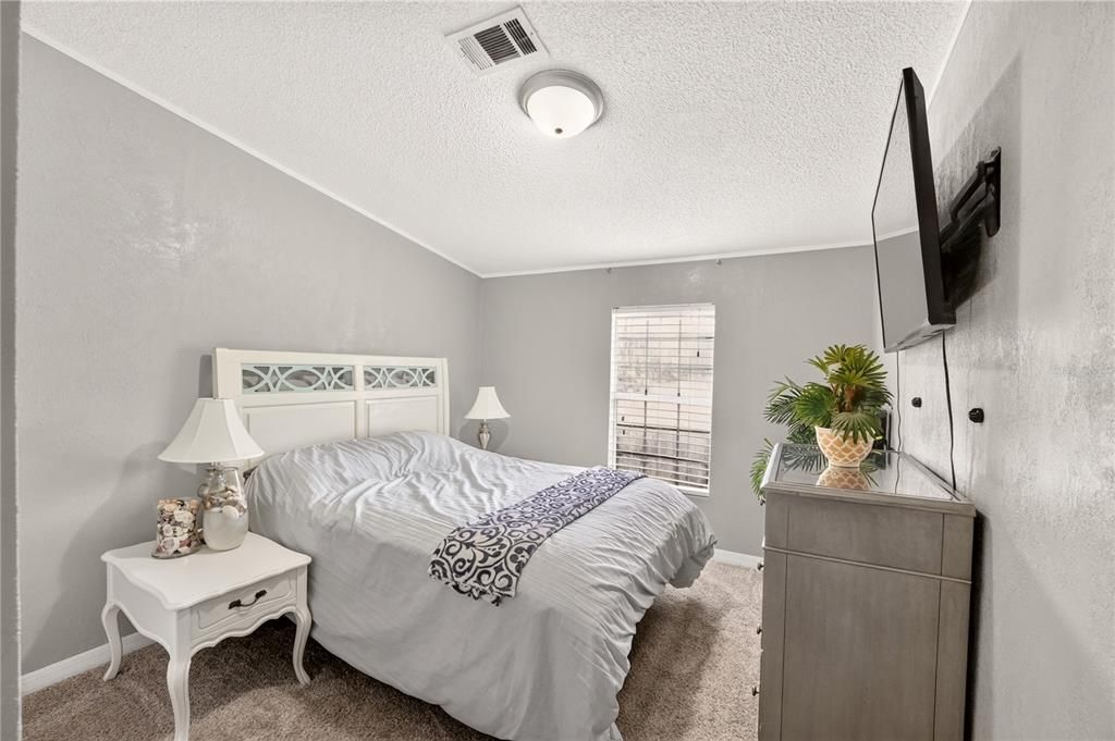 For Sale: $345,000 (5 beds, 3 baths, 1976 Square Feet)