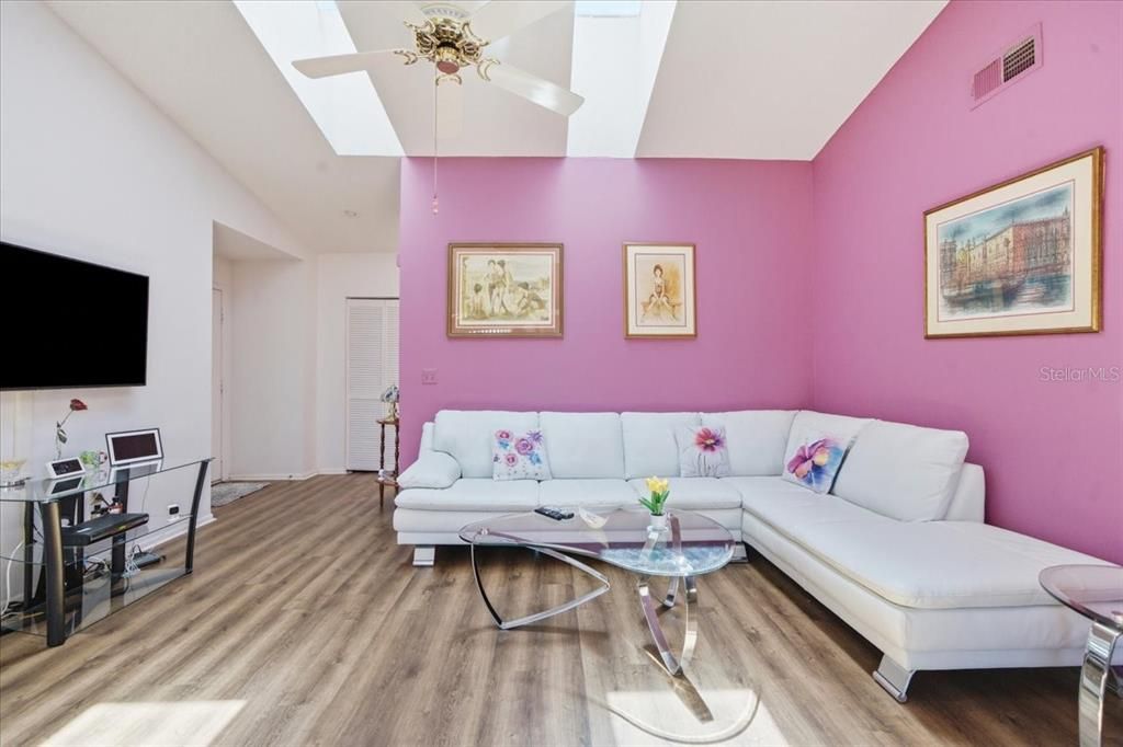 На продажу: $134,000 (2 спален, 2 ванн, 1024 Квадратных фут)