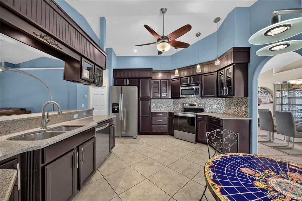 For Sale: $400,000 (4 beds, 2 baths, 2285 Square Feet)