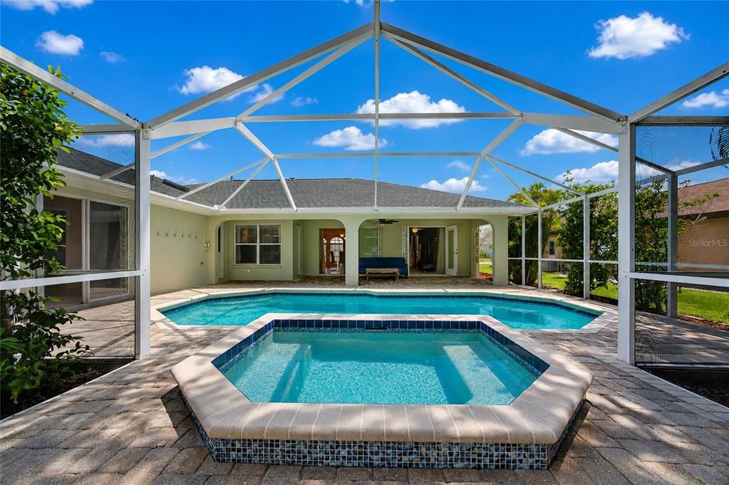 For Sale: $400,000 (4 beds, 2 baths, 2285 Square Feet)